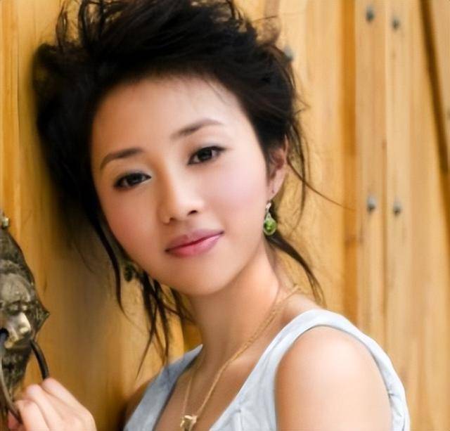 她是上海人民的骄傲，嫁大12岁恩师为妻，如今丈夫已是北影院长