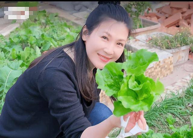 45岁童蕾现状:定居浙江农村,因丈夫背上债务,复出后变拍戏劳模