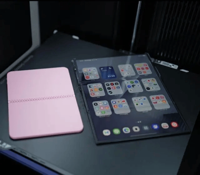 苹果首款折叠iPhone Fold机模和华为Pura X对比图曝光