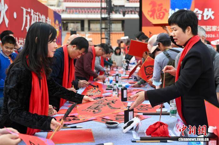 广州书画艺术家挥毫送福迎新春