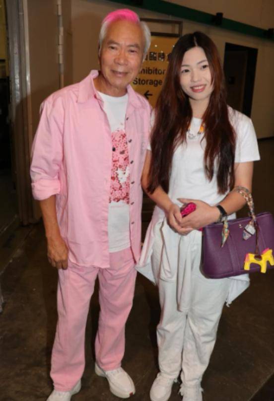 香港知名老戏骨含泪告白小36岁女友，仍对女方存在幻想，等待转机