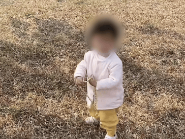 广东2岁女童草地上捡到70克黄金项链，爸爸全网寻人，派出所工作人员刷到视频帮其找到失主