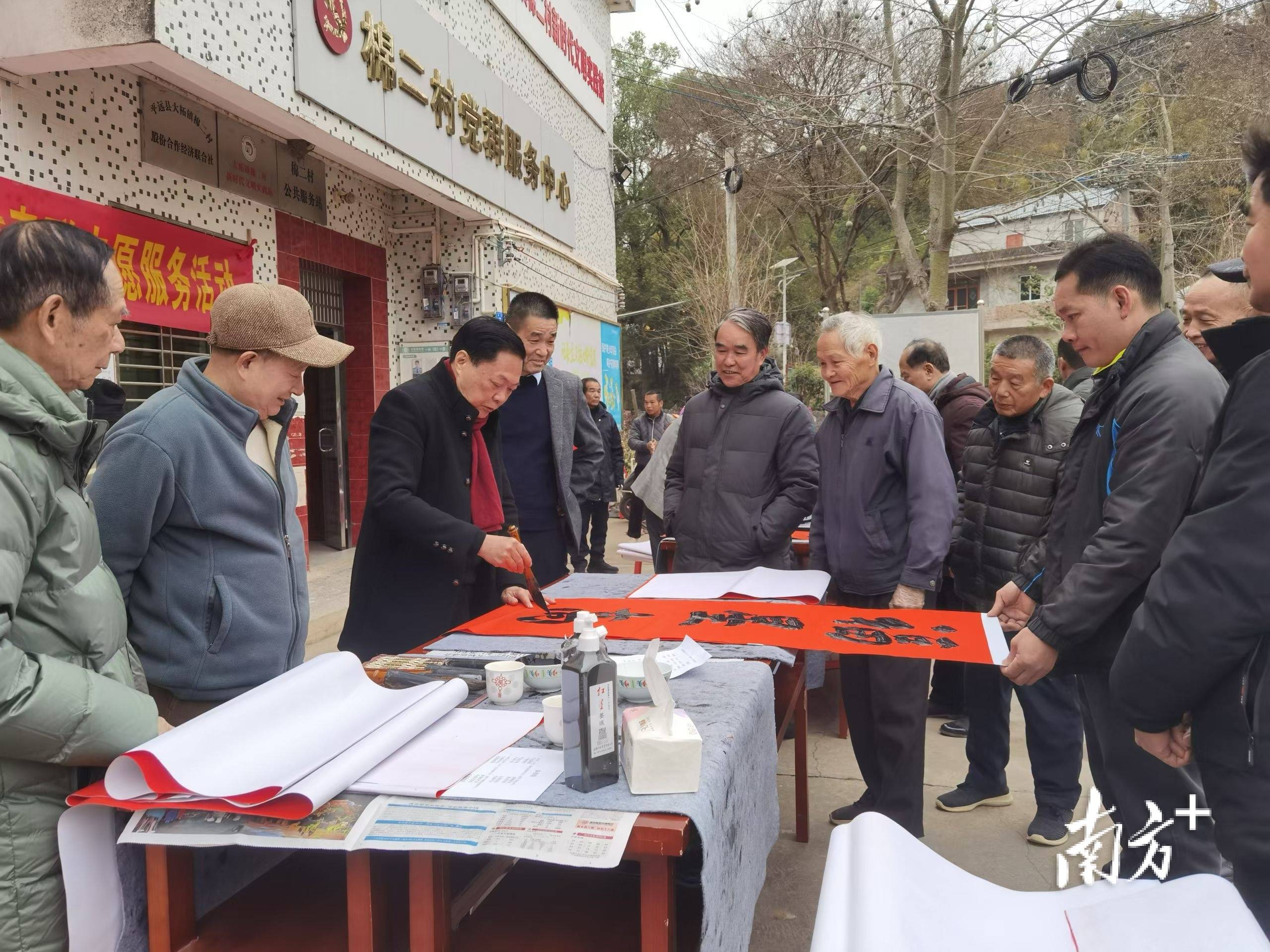 五载墨香传情！平远老干部大学书法班志愿服务队为群众送上1370余副春联