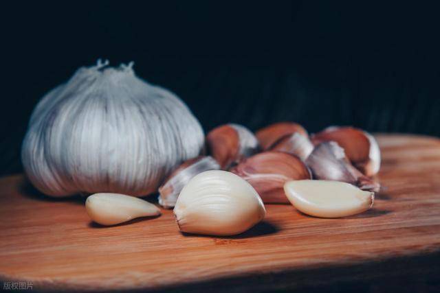 大蒜是肝病的发物？提醒：想要肝越来越好，牢记两不做四不吃