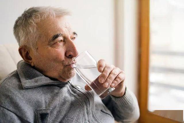 医生发现：经常喝水的高血压患者，不用多久，身体或有这5个变化