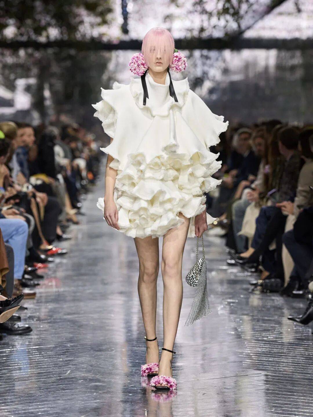 Jonathan_Anderson在DIOR的高级订制首秀，玩出了什么“花样”？