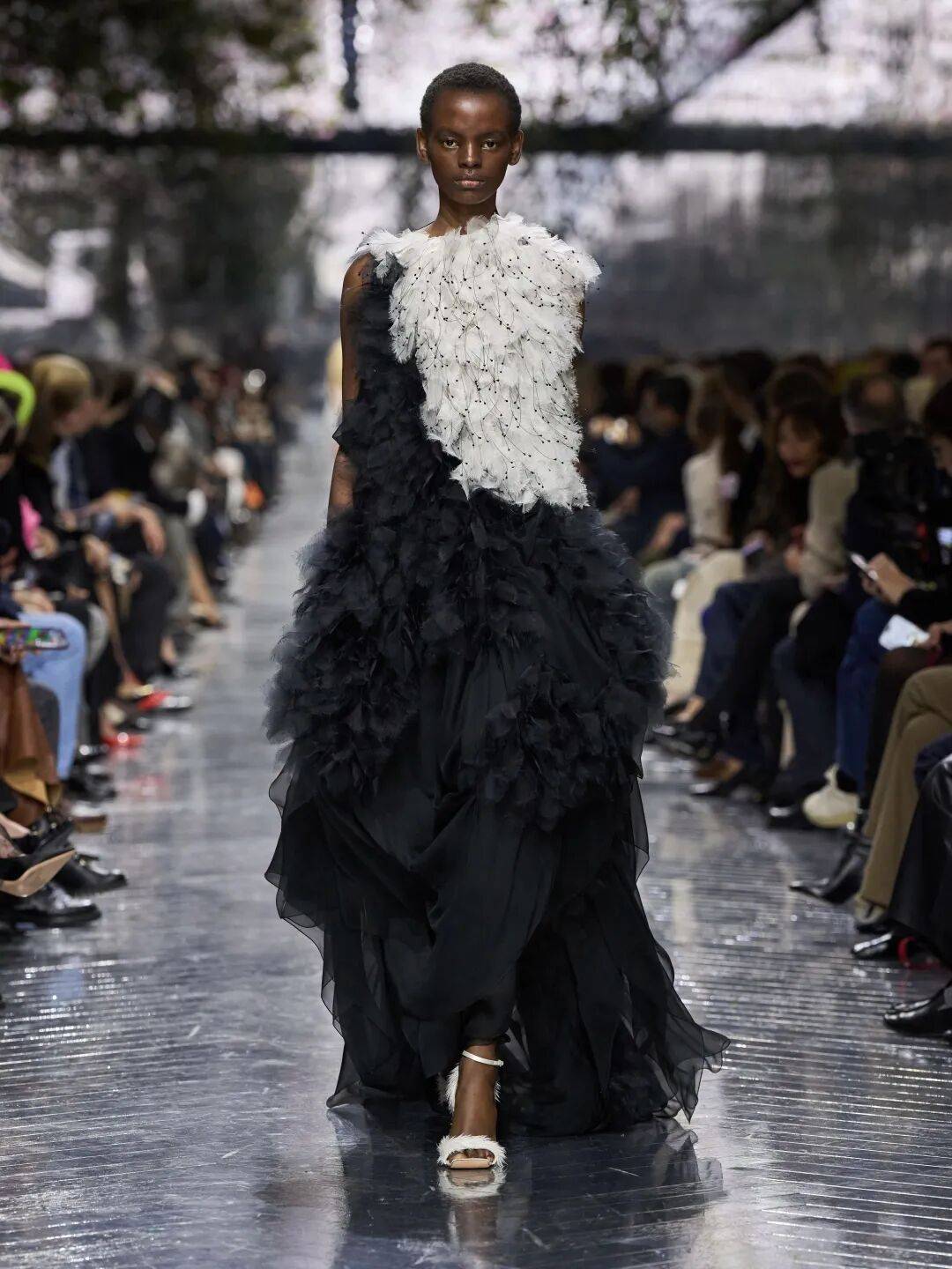 Jonathan_Anderson在DIOR的高级订制首秀，玩出了什么“花样”？