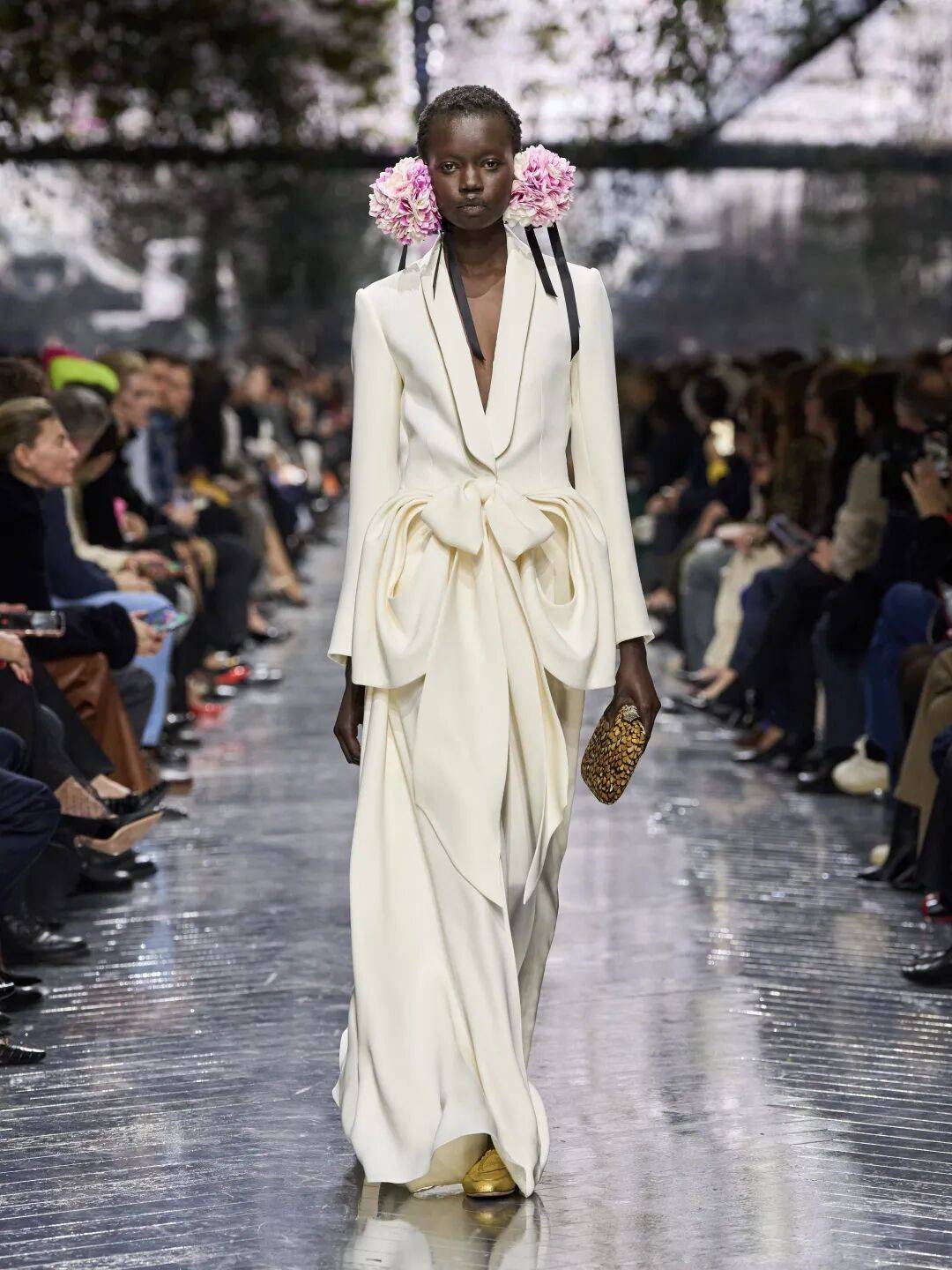 Jonathan_Anderson在DIOR的高级订制首秀，玩出了什么“花样”？