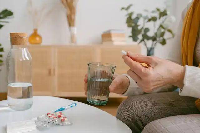 紧急叫停！医生强调：吃降压药的人，身体若有这5个症状必须检查