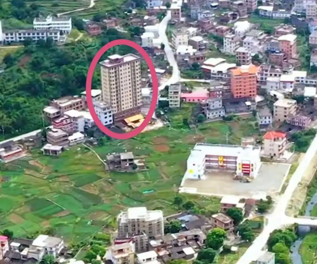 “这家人给自己盖多宝体育- 多宝体育官网- APP下载了个小区”！网友偶遇农村15层自建房住户：系家族合建每套房子约200平方米有车库电梯