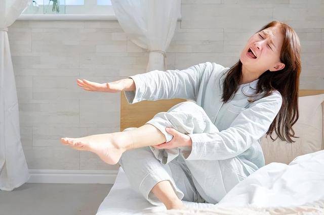 腿总是抽筋，是因为缺钙了？90% 的人可能都不是