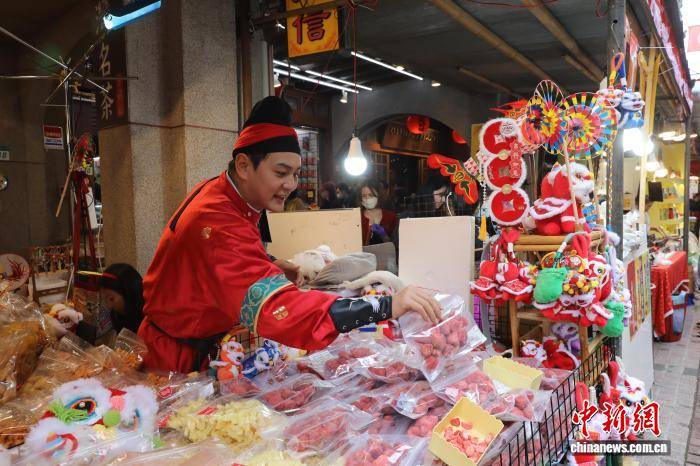 台湾写真：台北百年迪化老街飘年味