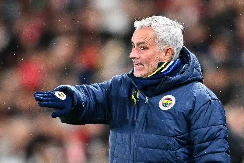 98分钟绝杀+1句感谢!穆帅送曼城直通八强,瓜帅真的高枕无忧?