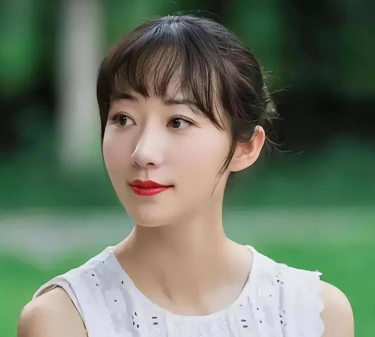 她的生活也十分奢华,顶级蓝宝石戒指,数不清的大牌包,都彰显着优渥的