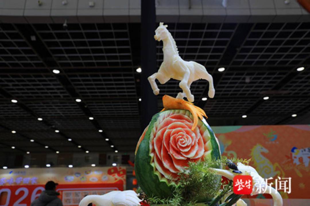西瓜上雕牡丹？果雕变身艺术品圈粉市民