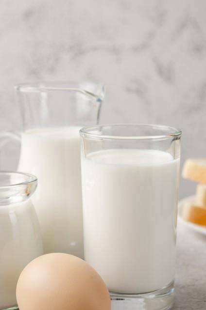 中医详解牛奶：该喝不该喝看体质，3大益处4类禁忌，喝对才养身