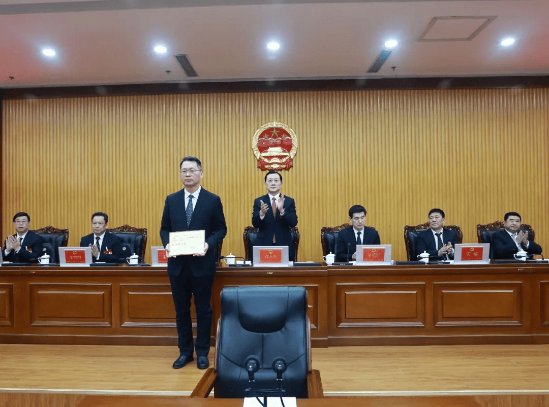 大会常务委员会关于接受老颜武辞去朝阳市人民政府市长职务的决定》