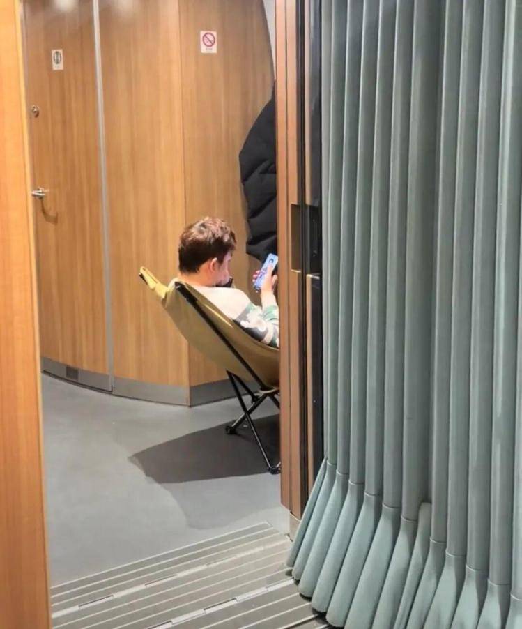 男子自带折叠椅坐高铁引热议，网友直言羡慕“比二等座还舒服”