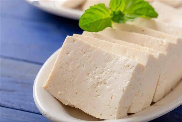 豆腐是高血压“催化剂”？医生：不想血压飙升，要少吃3种豆制品
