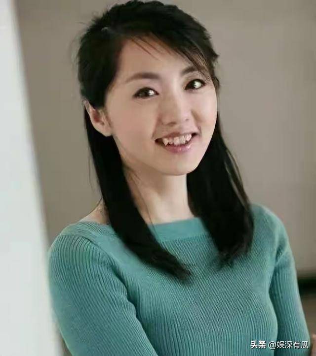 央视“气象一姐”：嫁初恋丁克15年，却因婆婆一个举动，40岁生子