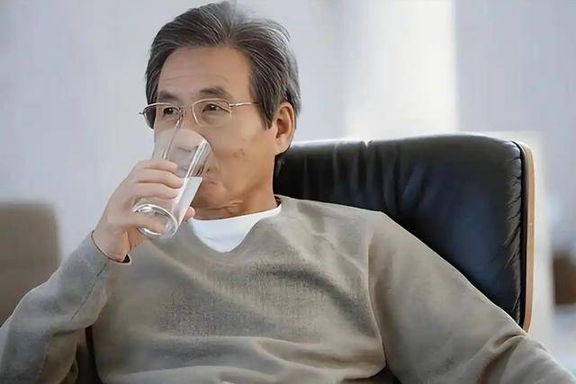医生发现：大量喝水的高血压患者，不过多久，身体或有5变化