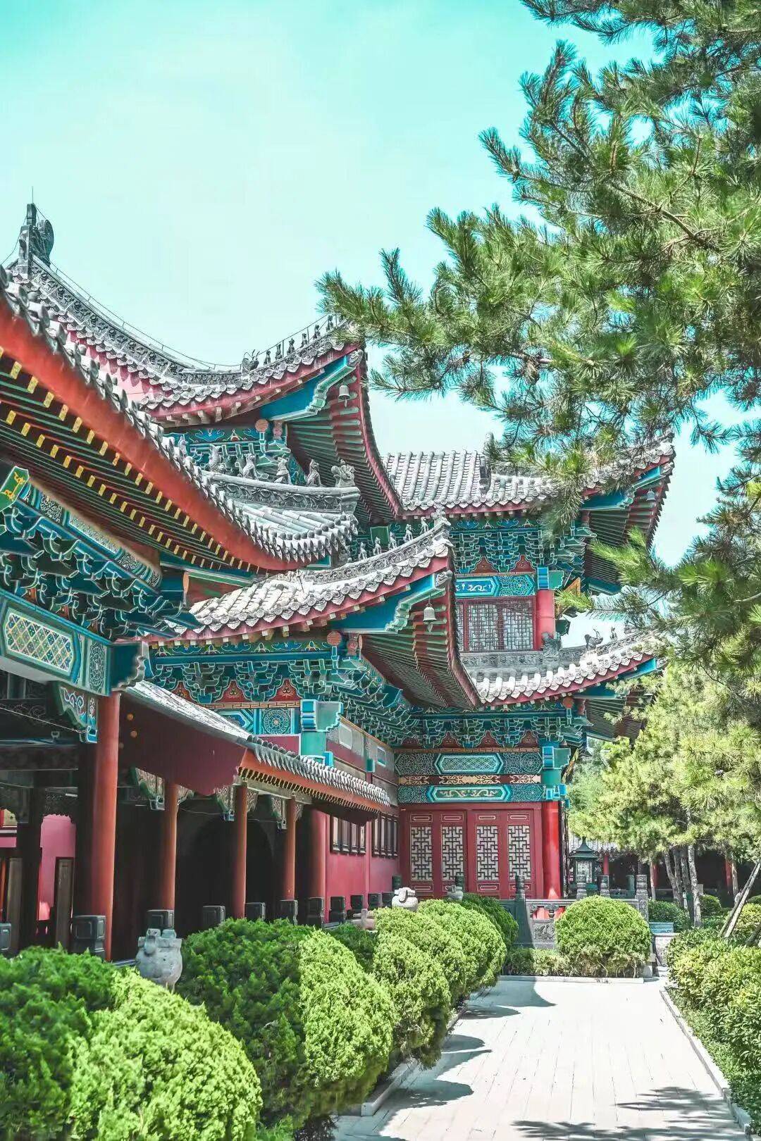 古色古香的建筑蜿蜒的河道热闹的街市构成了一幅如诗如画的美景