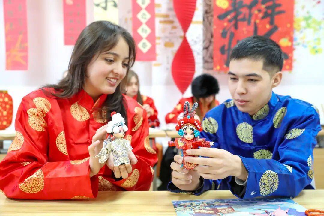 图片[8]-“到中国过年成热潮” 外国人沉浸式体验中国年-华闻时空