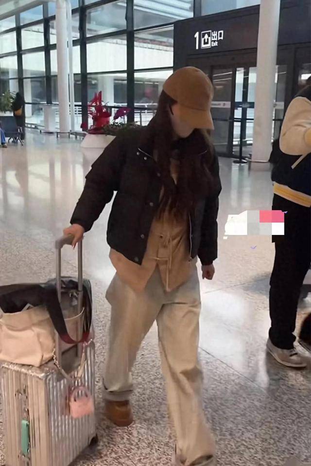 杨颖带小海绵回上海，戴金项链和手链，从头到脚奢侈品价格超15W