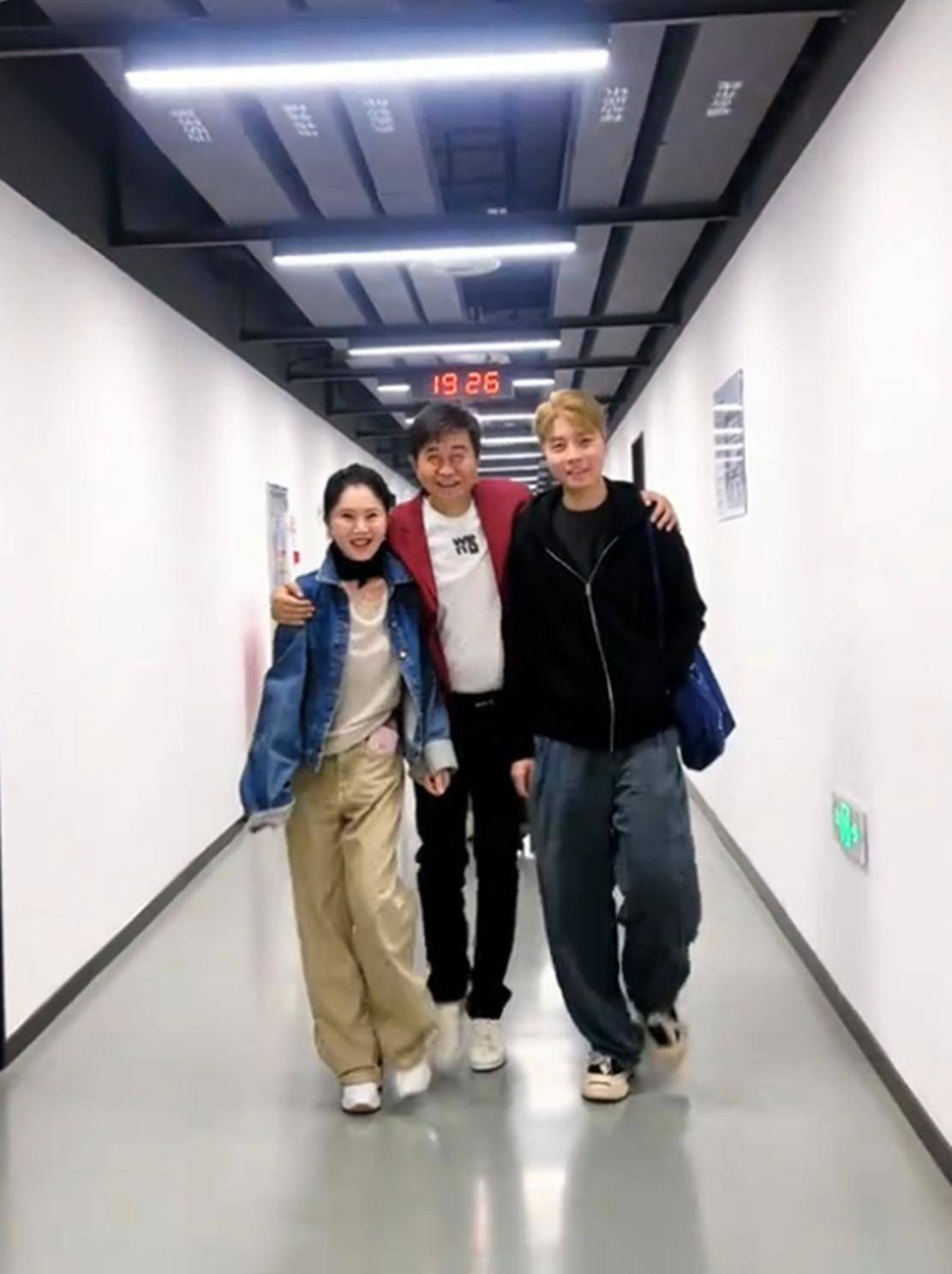付笛生分享全家合影，付毫183高挑似父亲，57岁任静与儿子如姐妹_身材_整体_一家人