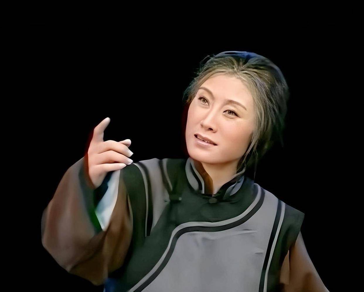 走红后在单位受排挤,富豪丈夫去世后她的近况