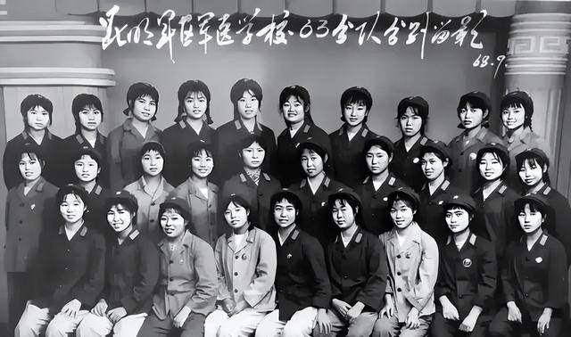 1955年，有十一万副排级军官授予准尉军衔，1965年取消副排级_作战部队_衔级_基层