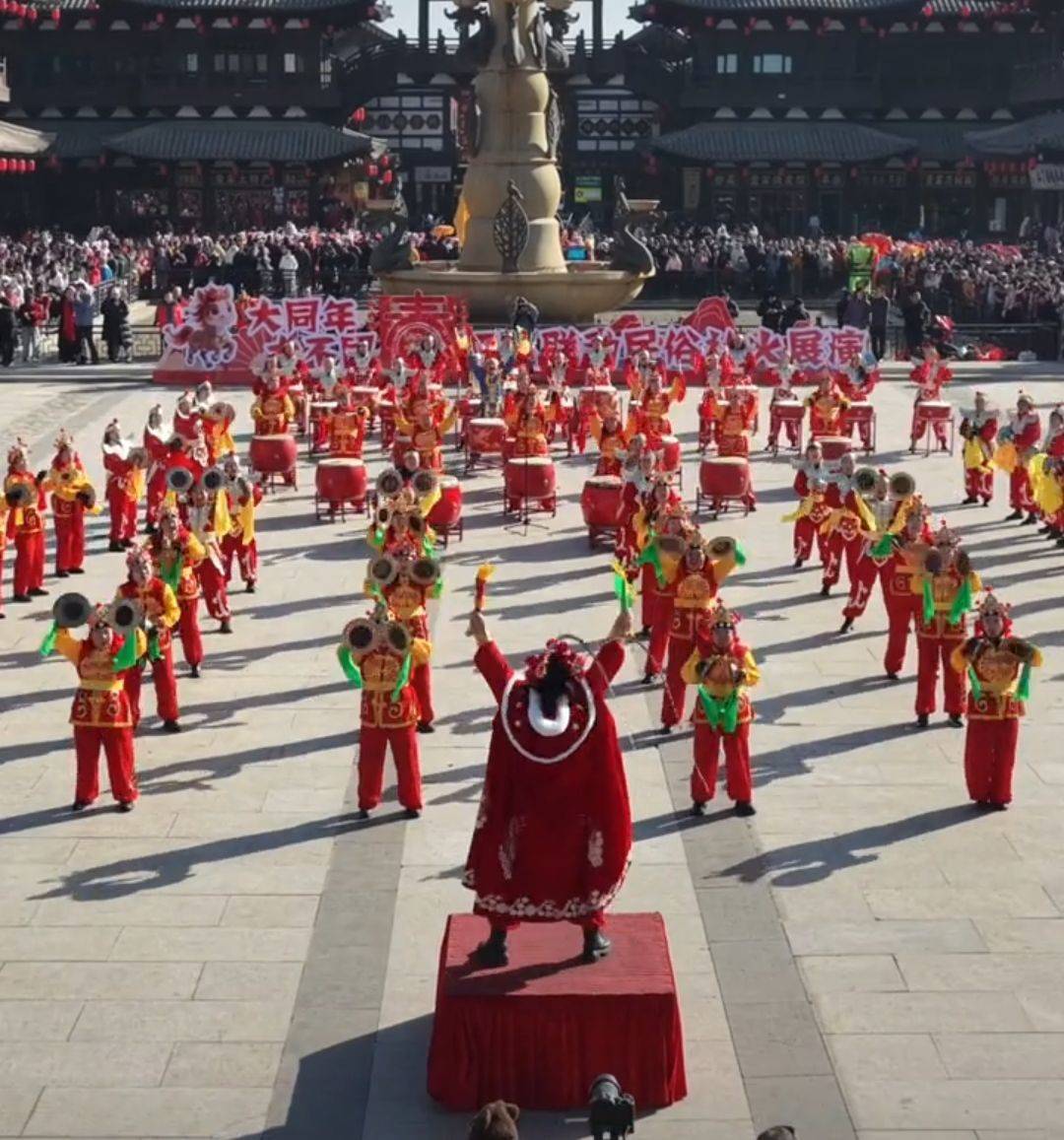 大同挠阁表演秒变大型“哄睡现场”,有萌娃睡得东倒西歪,当地文旅:小演员三到五岁,清晨五点就起床,很辛苦_民俗_民间艺术_社火