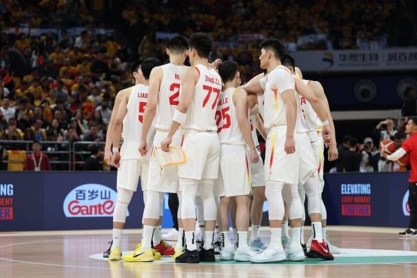 中国男篮公布对阵日本队的12人名单，胡明轩、赵嘉义落选