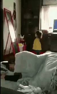 搞笑GIF:我家挑食的坏狗狗,专挑贵的吃,养不起了 - Vava8 发吧