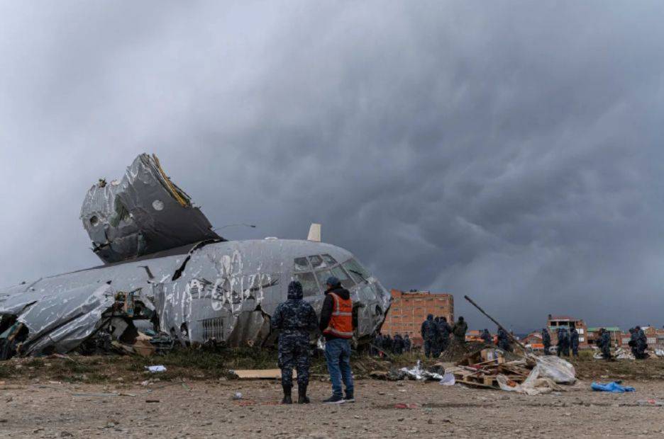 满载钞票军机坠毁!约5000万元人民币,数千人冲向残骸争抢,近30%被盗
