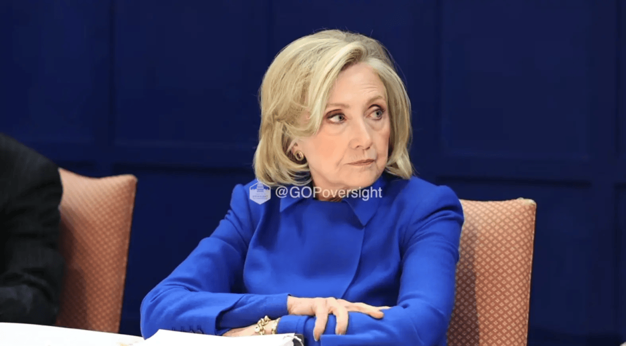 戏剧性画面公开！美国会公开克林顿夫妇听证会全程视频，希拉里一度愤怒拍桌离场 -华闻时空