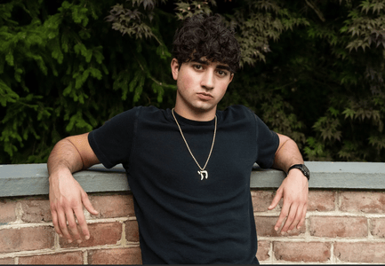 19岁天才少年做AI应用，下载量超1500万次、年入2亿，反手被行业头部玩家收购