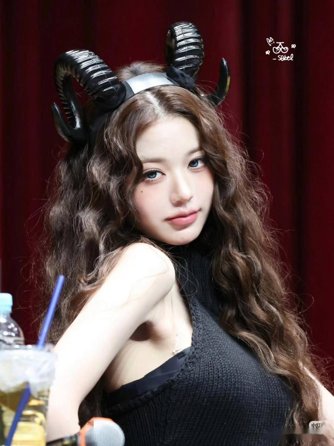 卷发的恶魔角张元英