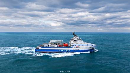 我国首艘集成式大型压裂船交付