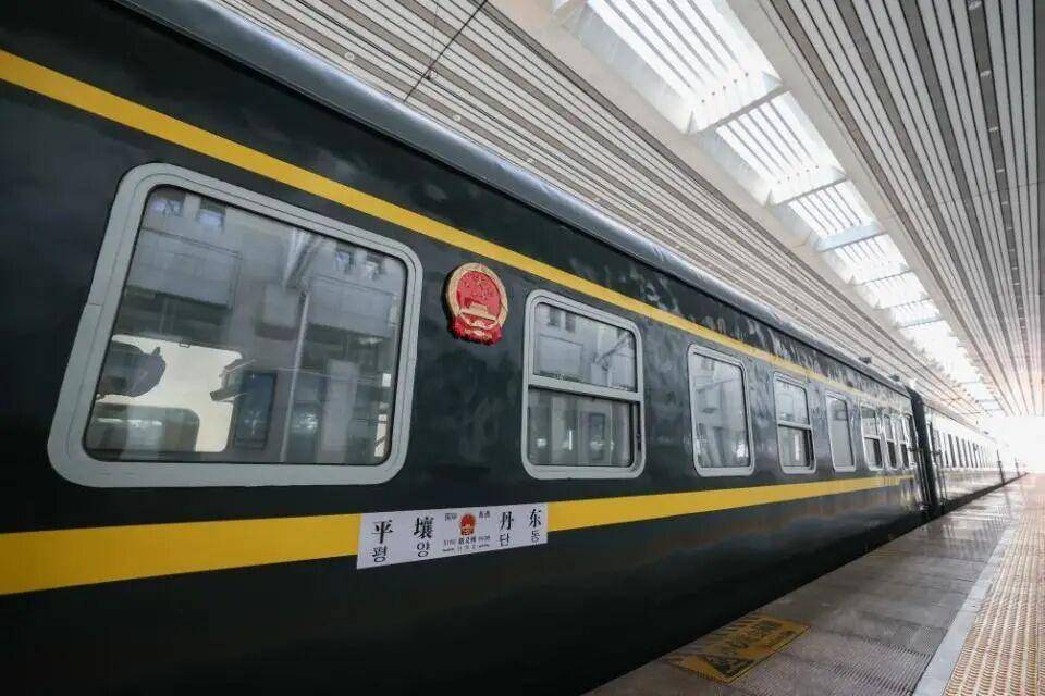 丹东与平壤间国际旅客列车正式开行，有朝鲜籍旅客表示当天就到线下购买了车票，中国铁路：中朝国际旅客列车将进一步促进两国人员往来