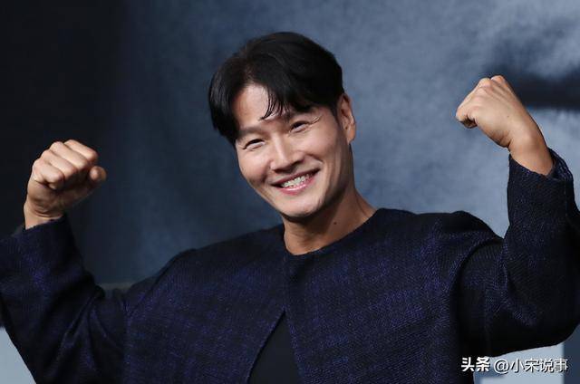 金钟国患上罕见疾病，连路都走不稳！录节目靠HaHa搀扶，画面曝光