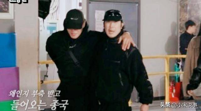 金钟国患上罕见疾病，连路都走不稳！录节目靠HaHa搀扶，画面曝光