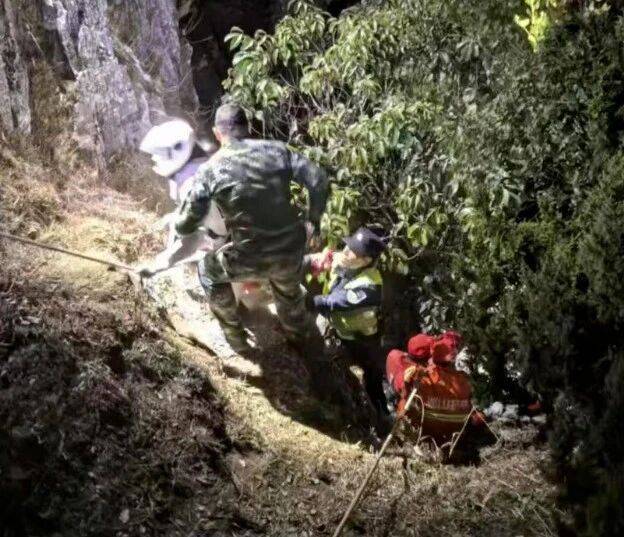 昆明一翼装飞行者挂在“望天崖”峭壁上5小时后获救