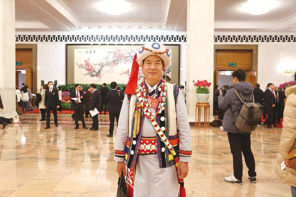 《中国旅游报》报道：传承怒族文化 发展乡村旅游——访全国人大代表、云南省怒江傈僳族自治州福贡县匹河怒族乡老姆登村村民郁伍林_非遗