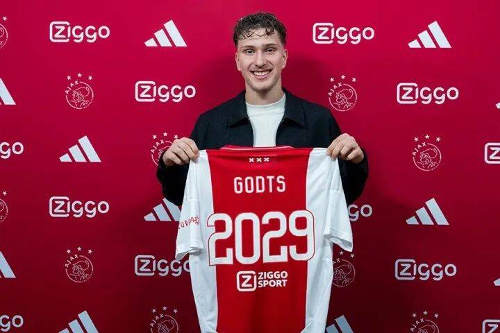 曼联与阿贾克斯正式接触，商谈20岁边锋霍茨转会