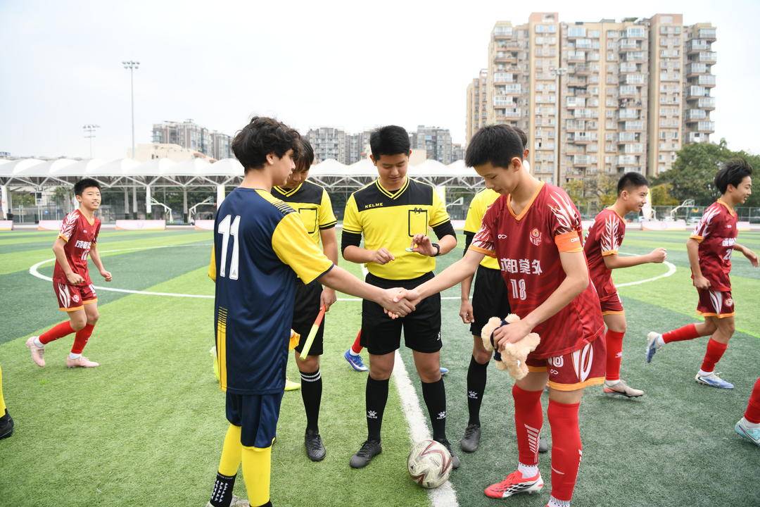 阿森纳青训到访成都，中英少年“以球会友”