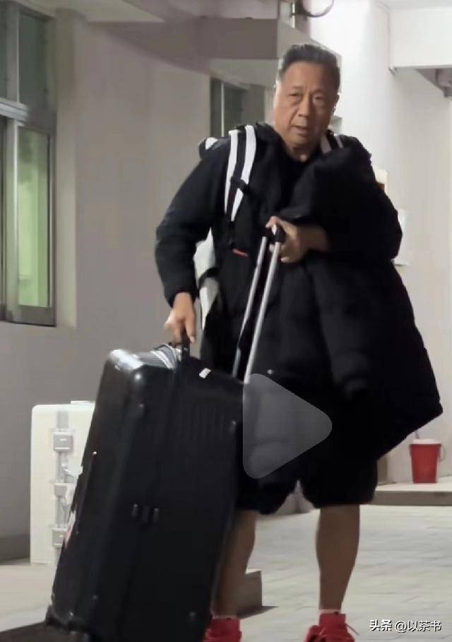 胡明轩的父亲是他，67岁是业余篮球高手，难怪儿子能够成篮球主力