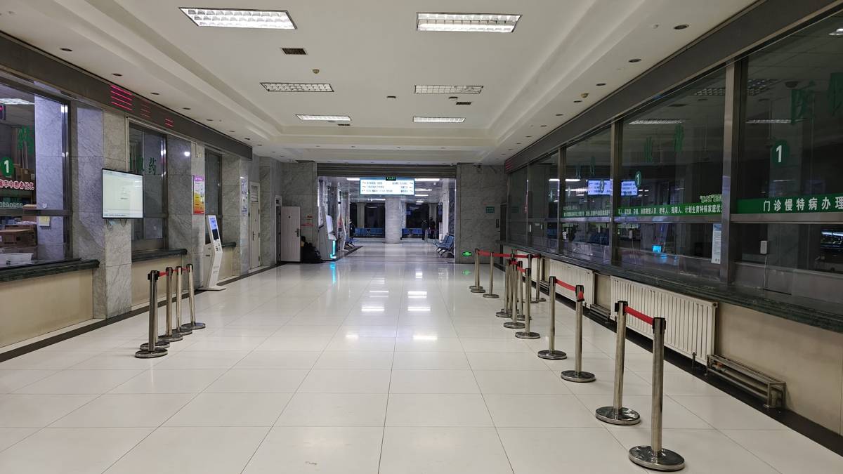 内蒙古硝化车间爆炸多名伤者已出院，58岁老员工被钢管砸中肋骨骨折：爆炸声很大，有人在二楼被冲击波震飞，食堂屋顶被炸塌