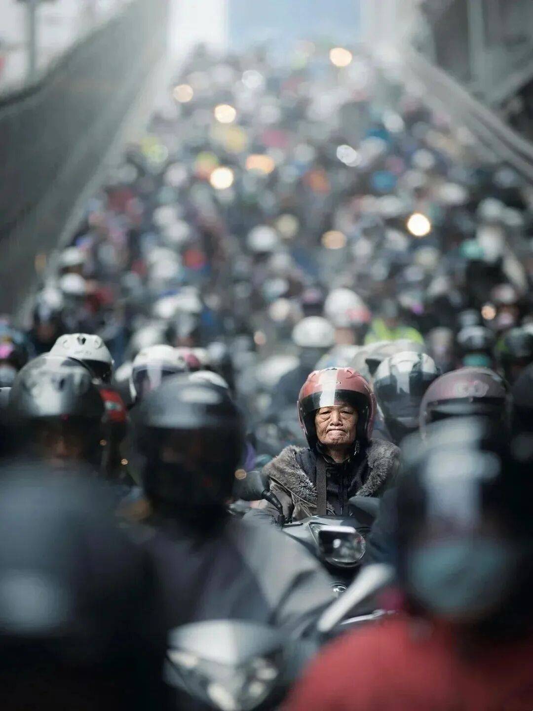 photo by billy dinh在人多的地方用人做前景可以增加人的群体氛围