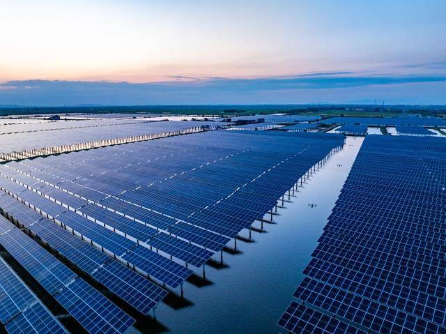 原创             200亿！马斯克这波操作，把中国光伏从“内卷”拉向了“外挂”！